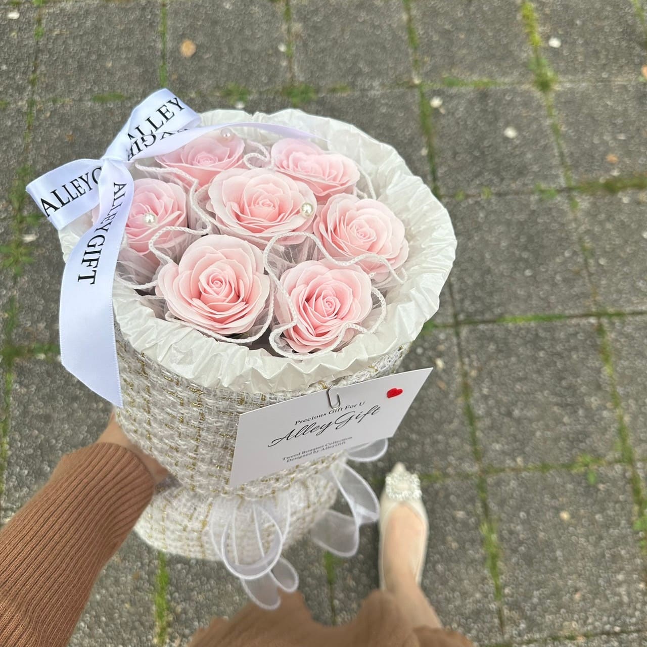 枯れない誕生日花束でオーダー殺到 | プリザーブドフラワー風お花を使用した白色ワンホンブーケ