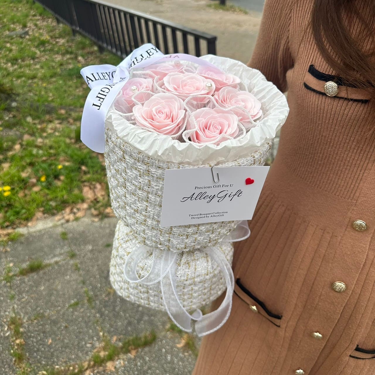 枯れない誕生日花束でオーダー殺到 | プリザーブドフラワー風お花を使用した白色ワンホンブーケ