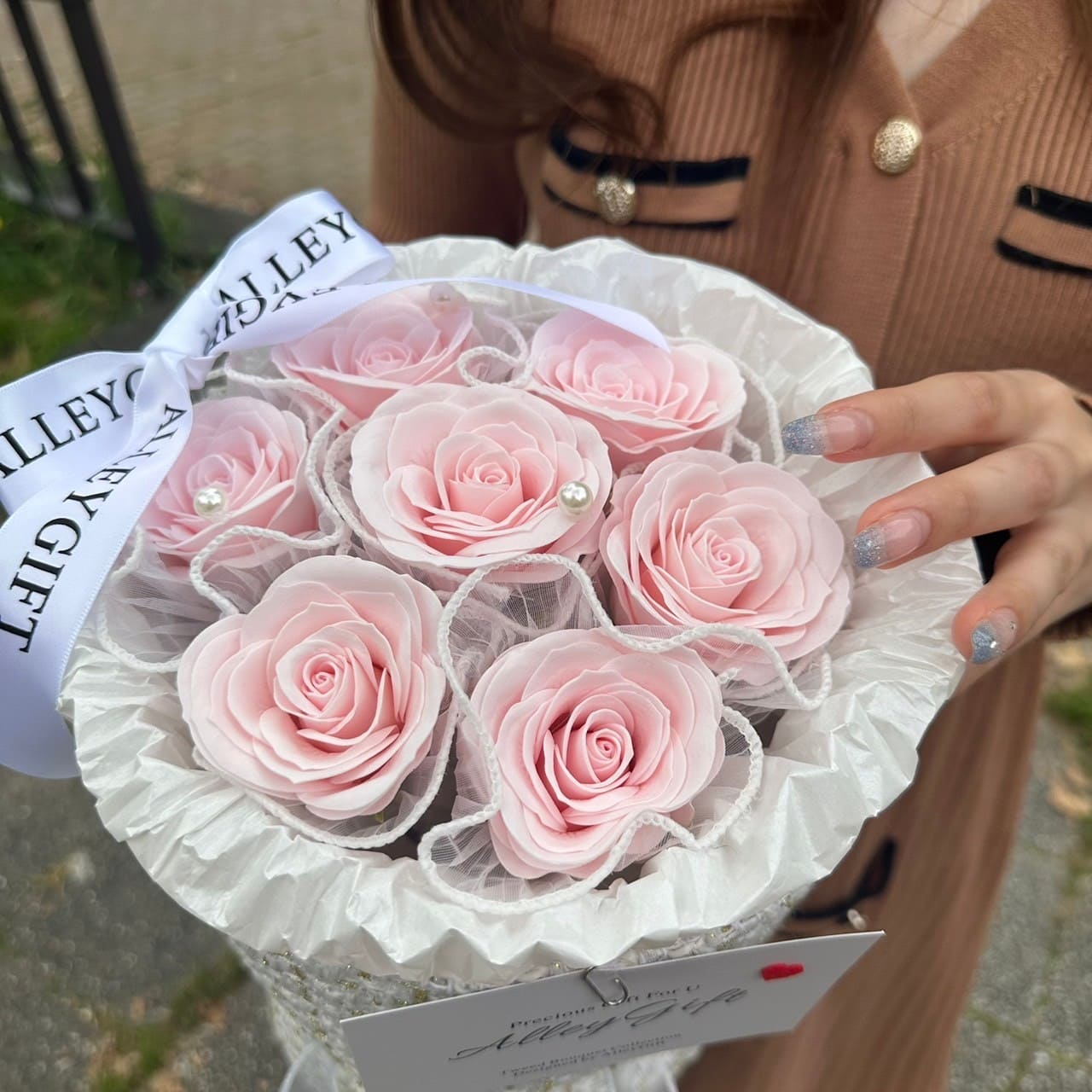 枯れない誕生日花束でオーダー殺到 | プリザーブドフラワー風お花を使用した白色ワンホンブーケ