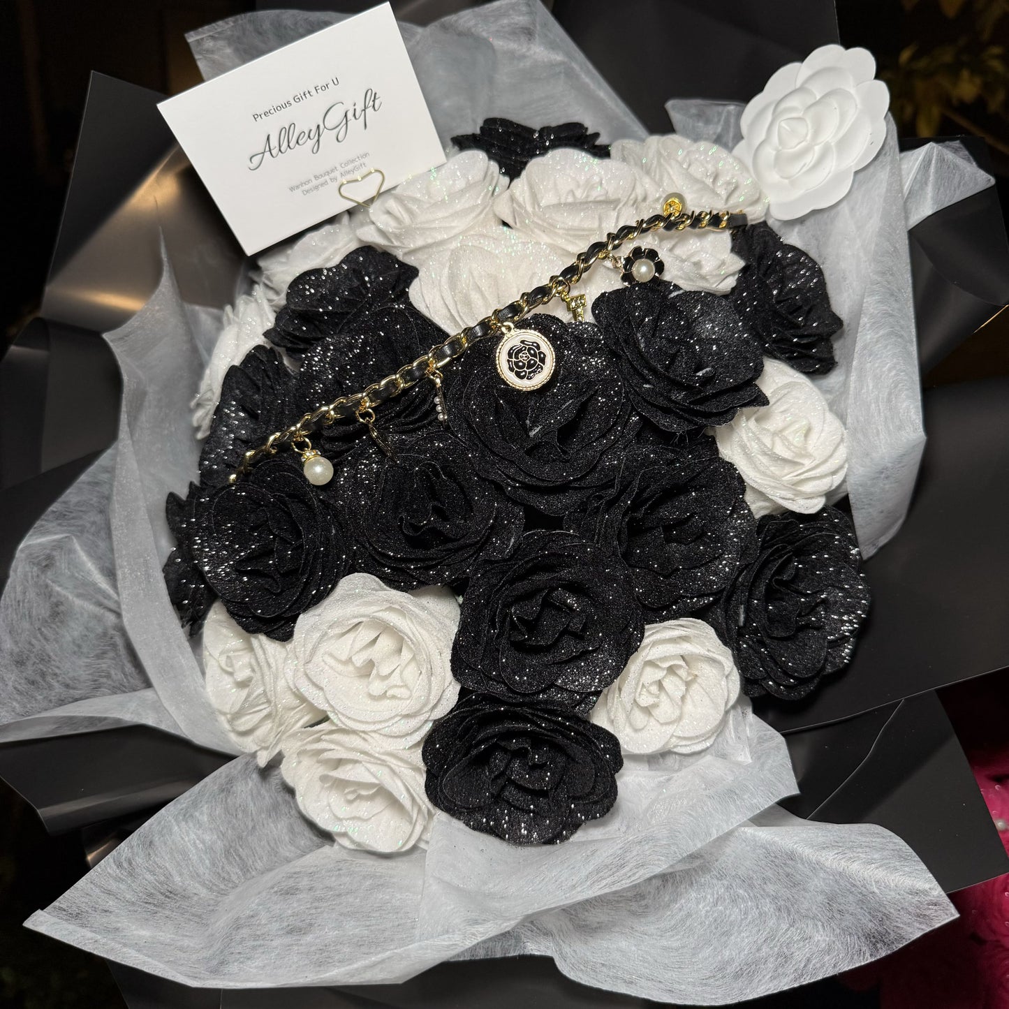 33本のグリッターローズ花束 黒白系の花束 AlleyGiftのワンホンブーケ