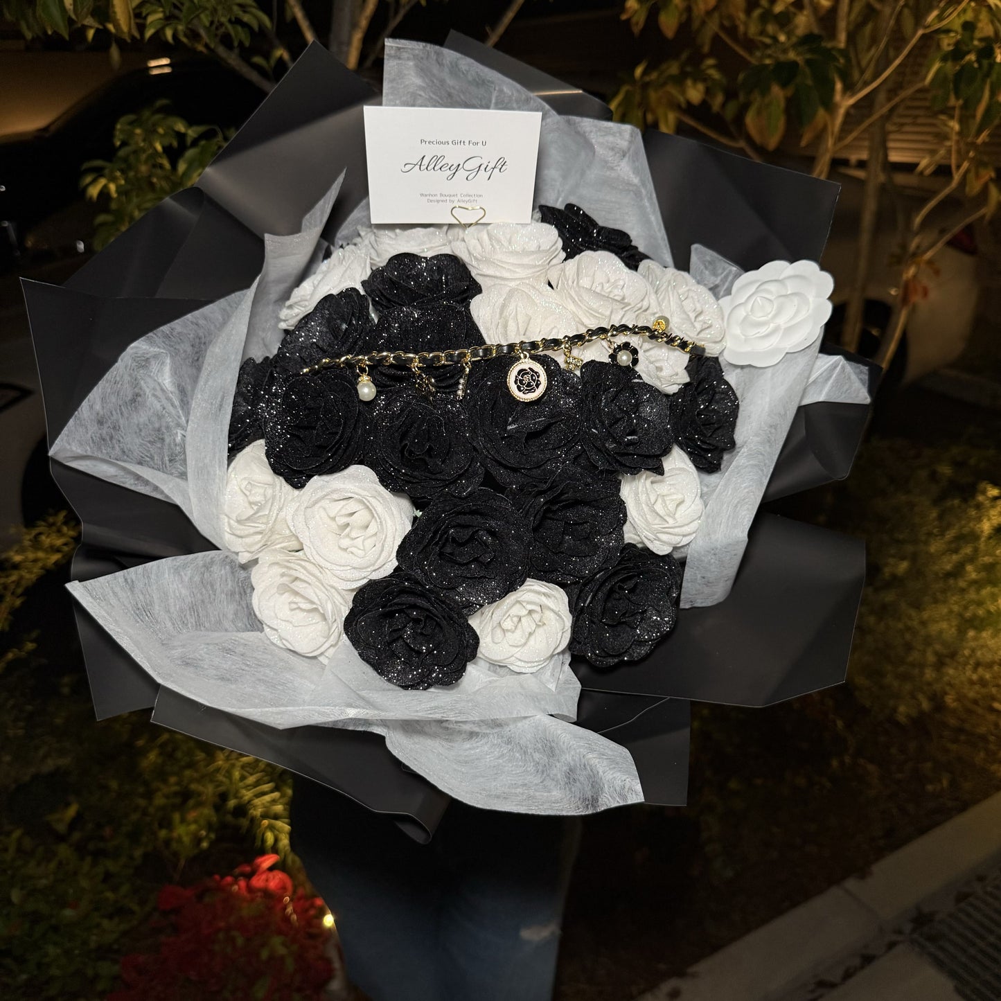 33本のグリッターローズ花束 黒白系の花束 AlleyGiftのワンホンブーケ
