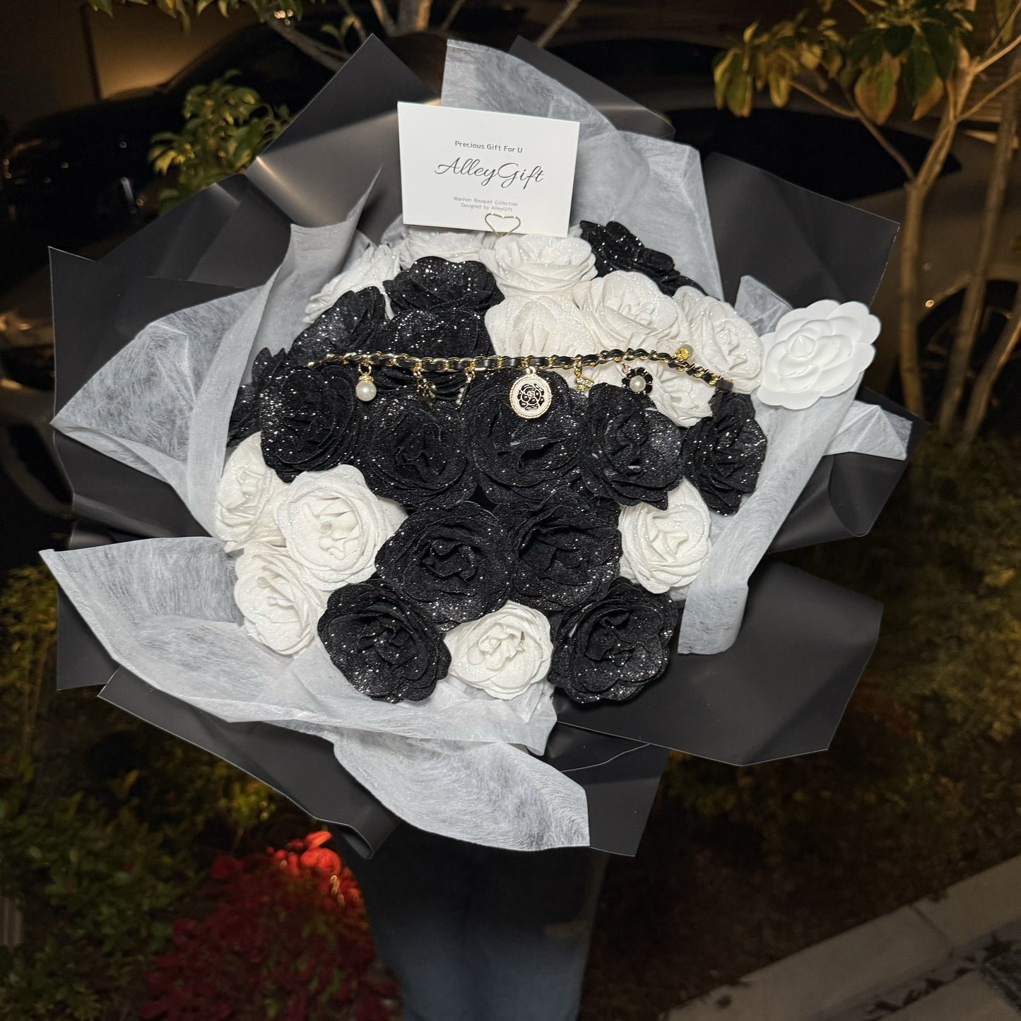 33本のグリッターローズ花束 黒白系の花束 AlleyGiftのワンホンブーケ