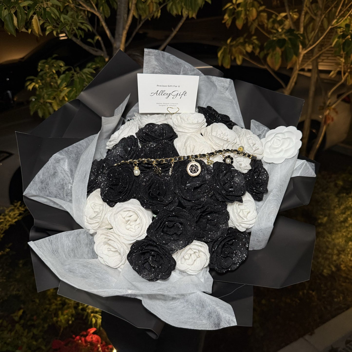 33本のグリッターローズ花束 黒白系の花束 AlleyGiftのワンホンブーケ