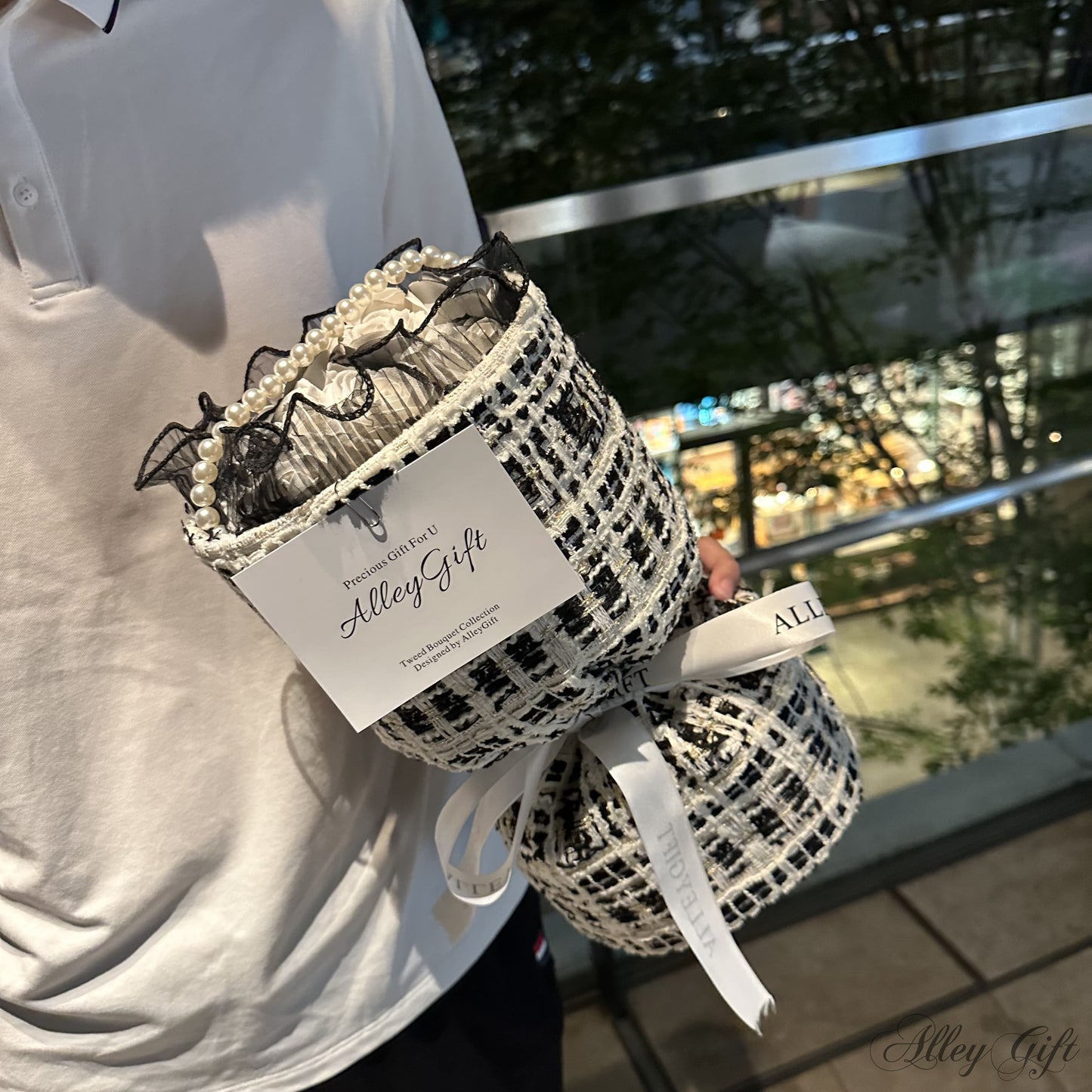黒色の推しがいるオタクに選ばれる花束 | AlleyGiftの黒白金ワンホンブーケ オーダーメイドにも対応
