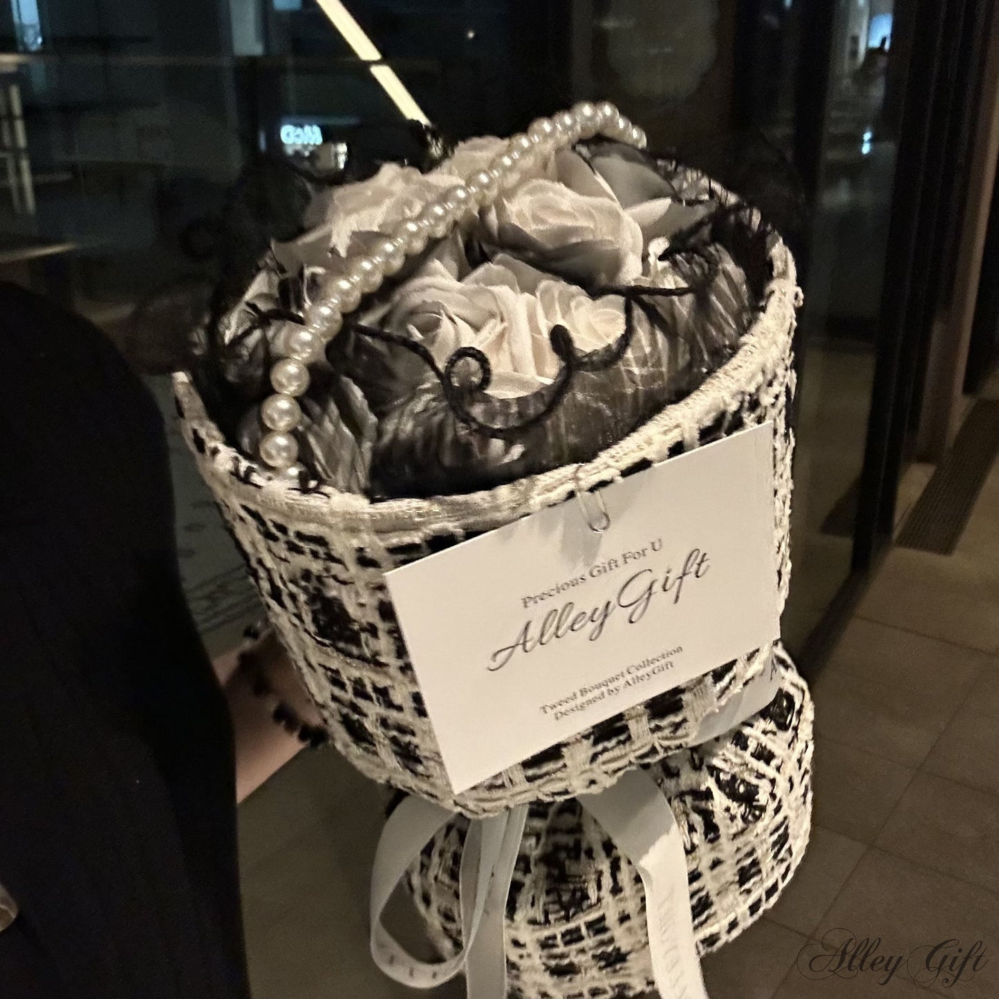 黒色の推しがいるオタクに選ばれる花束 | AlleyGiftの黒白金ワンホンブーケ オーダーメイドにも対応