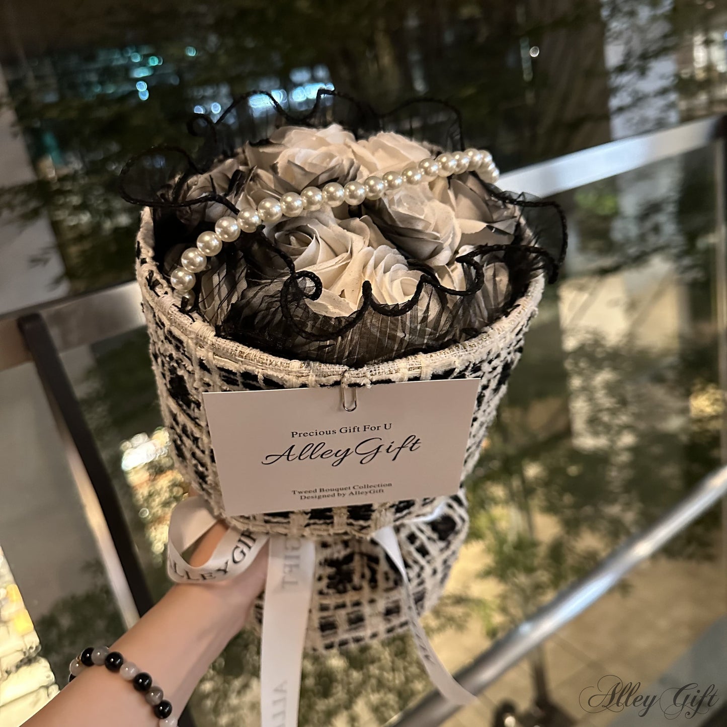 黒色の推しがいるオタクに選ばれる花束 | AlleyGiftの黒白金ワンホンブーケ オーダーメイドにも対応