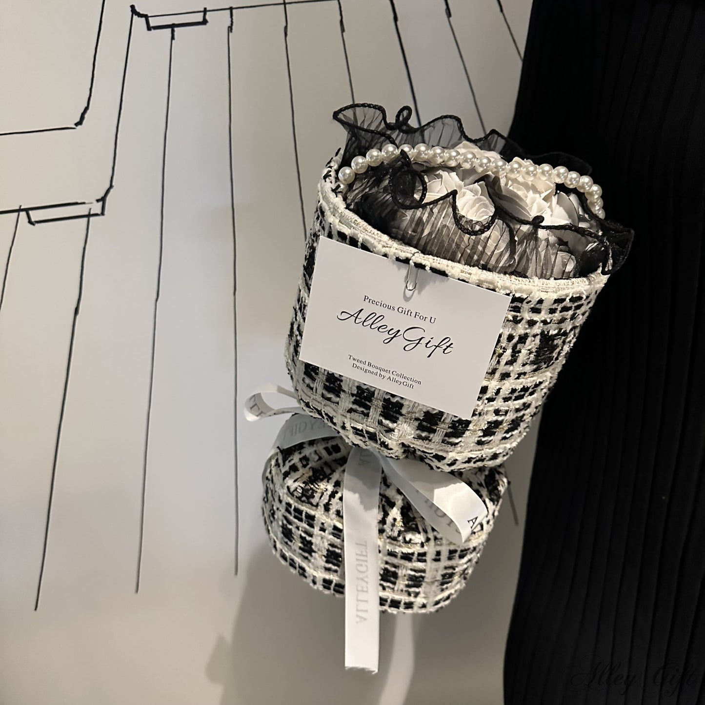 黒色の推しがいるオタクに選ばれる花束 | AlleyGiftの黒白金ワンホンブーケ オーダーメイドにも対応