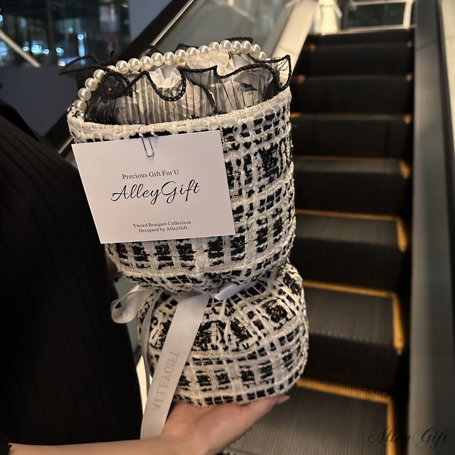 黒色の推しがいるオタクに選ばれる花束 | AlleyGiftの黒白金ワンホンブーケ オーダーメイドにも対応