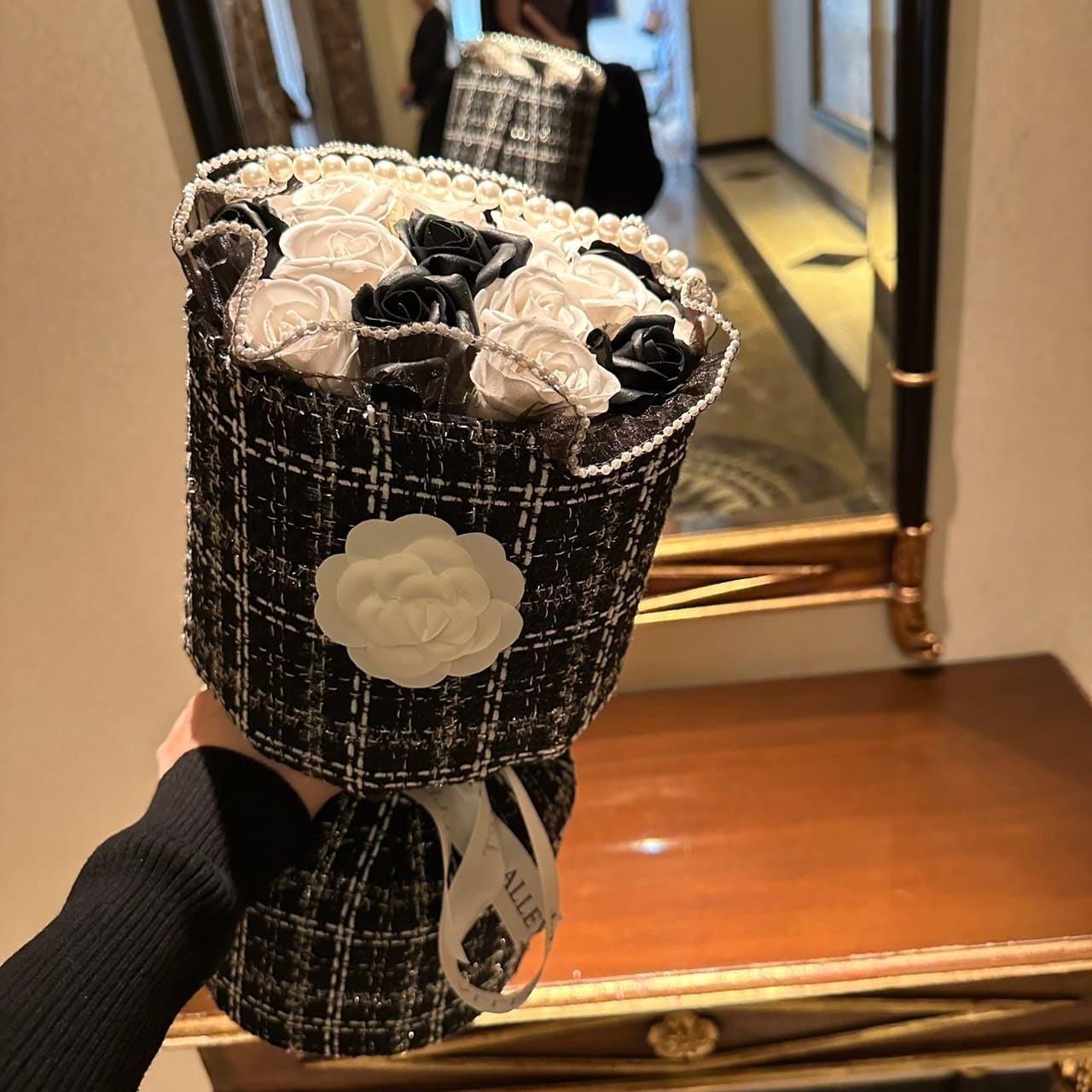 オタクが選ぶ推し誕生日ワンホンブーケ一位 | 黒白ベースの花束 グリッターローズも選べる テレビに紹介された