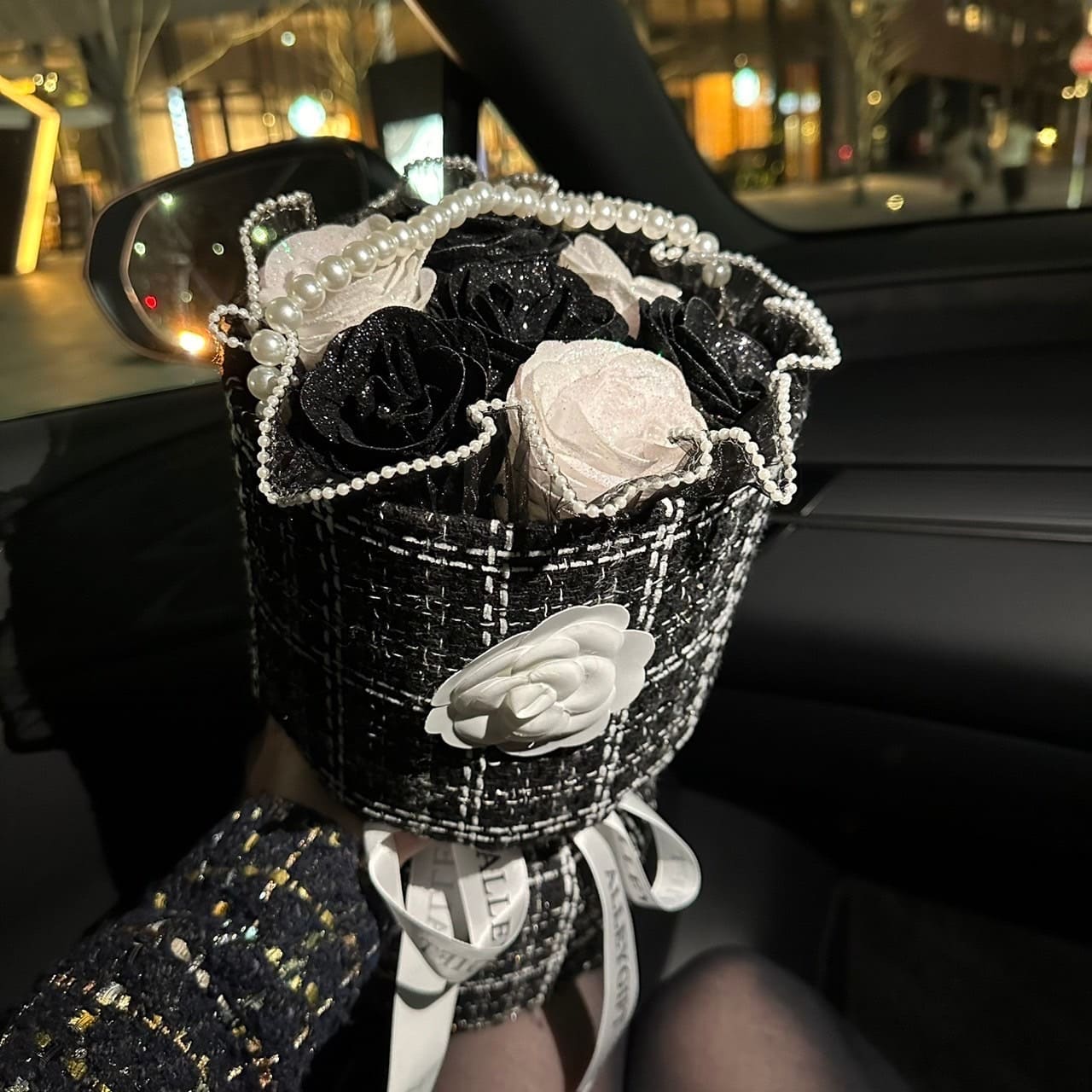 オタクが選ぶ推し誕生日ワンホンブーケ一位 | 黒白ベースの花束 グリッターローズも選べる テレビに紹介された