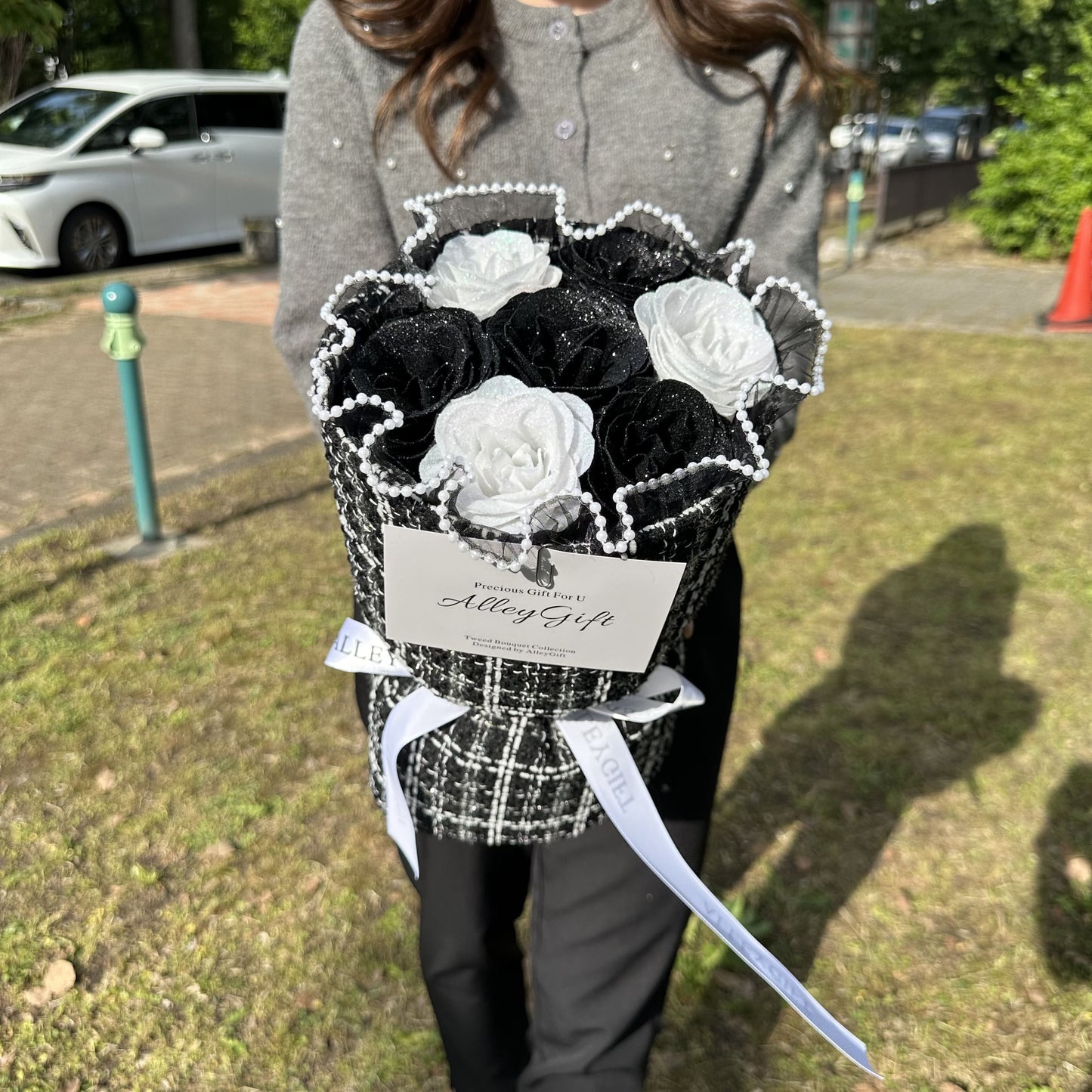 オタクが選ぶ推し誕生日ワンホンブーケ一位 | 黒白ベースの花束 グリッターローズも選べる テレビに紹介された