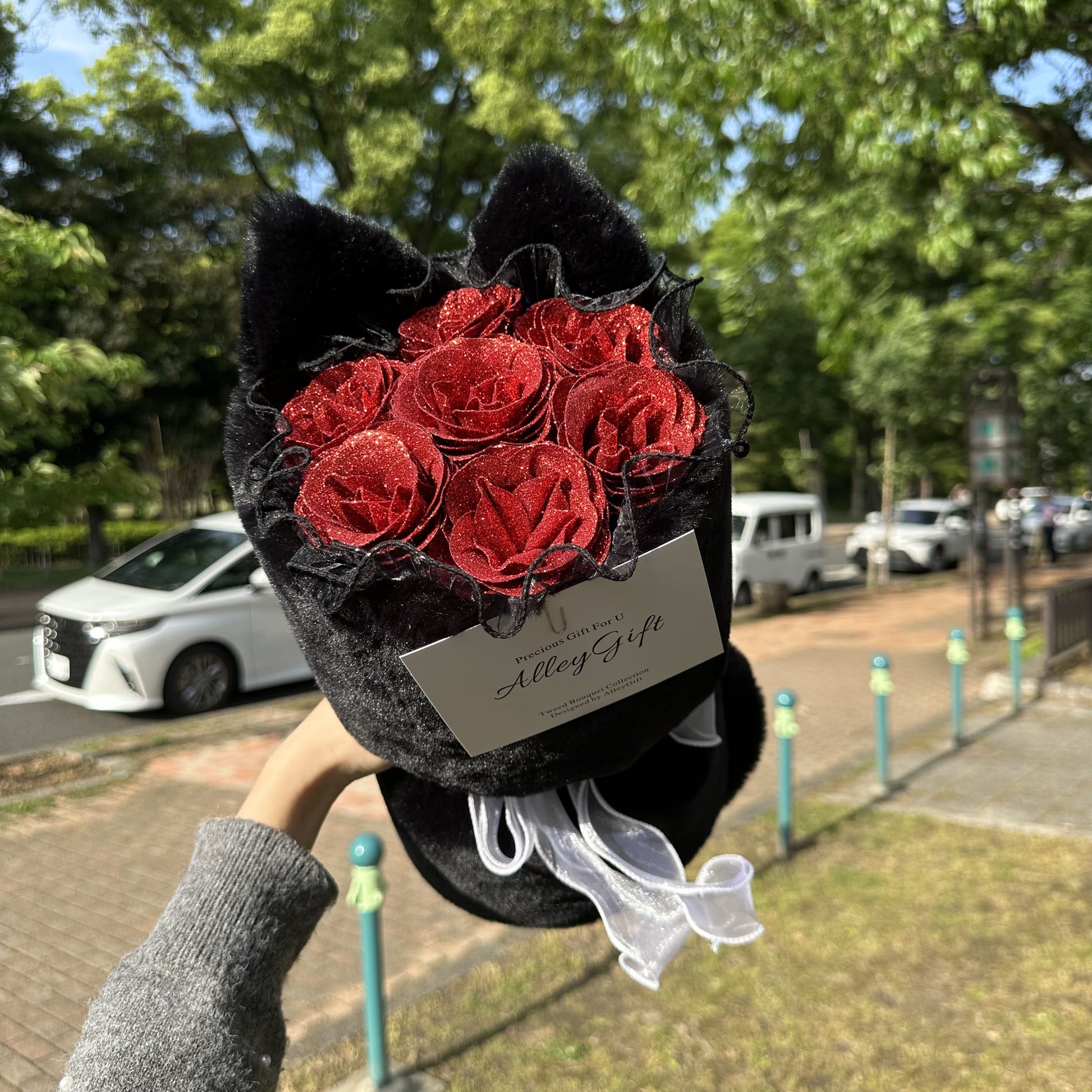 黒色猫型花束 | 猫好きへのプレゼントとして話題なワンホンブーケ 赤色のグリッターローズを使用