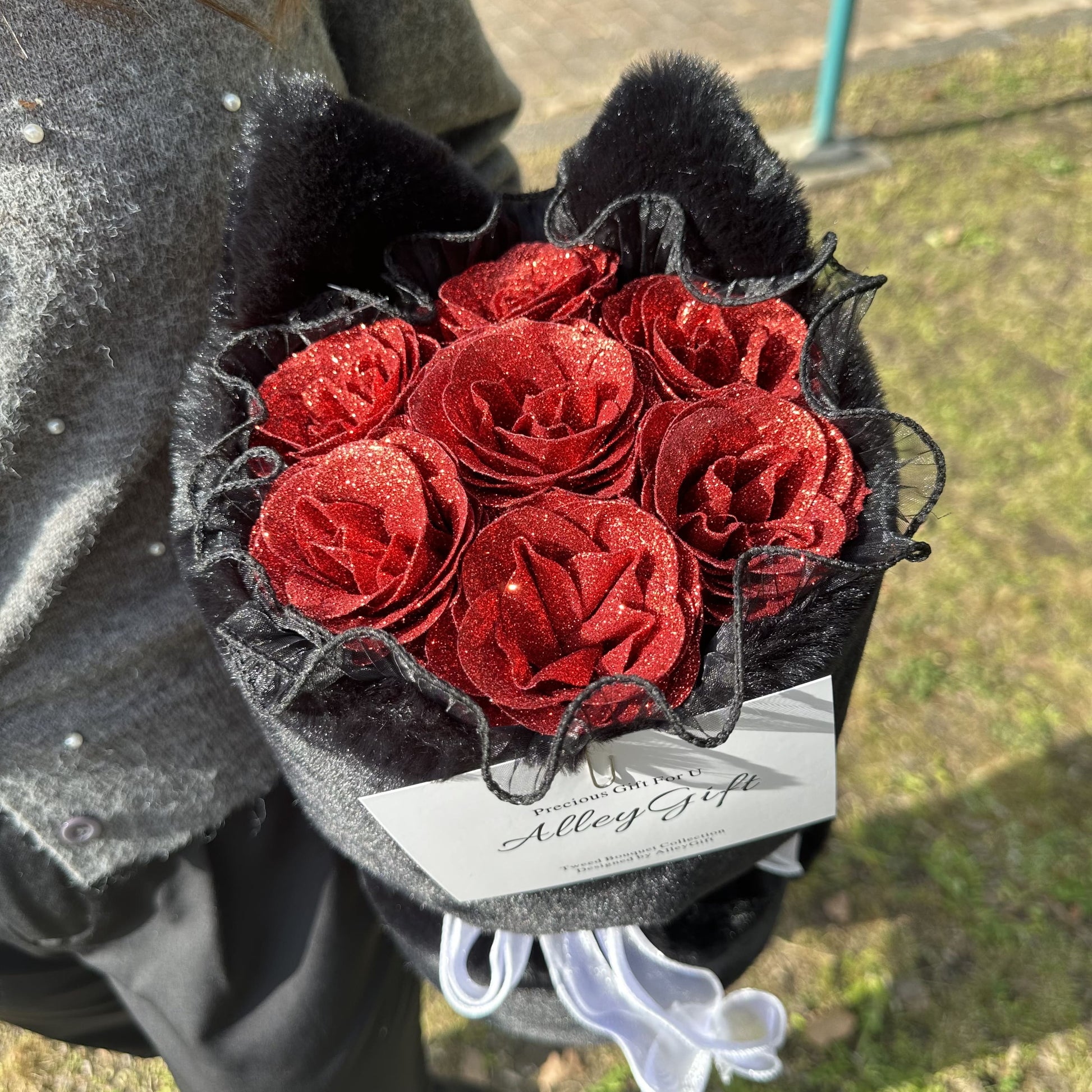 黒色猫型花束 | 猫好きへのプレゼントとして話題なワンホンブーケ 赤色のグリッターローズを使用