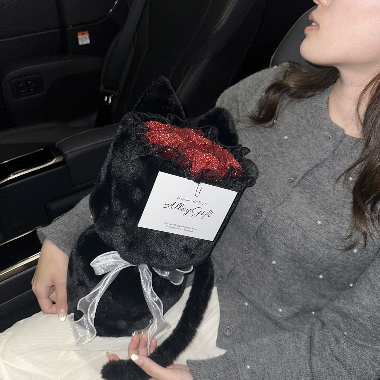 黒色猫型花束 | 猫好きへのプレゼントとして話題なワンホンブーケ 赤色のグリッターローズを使用