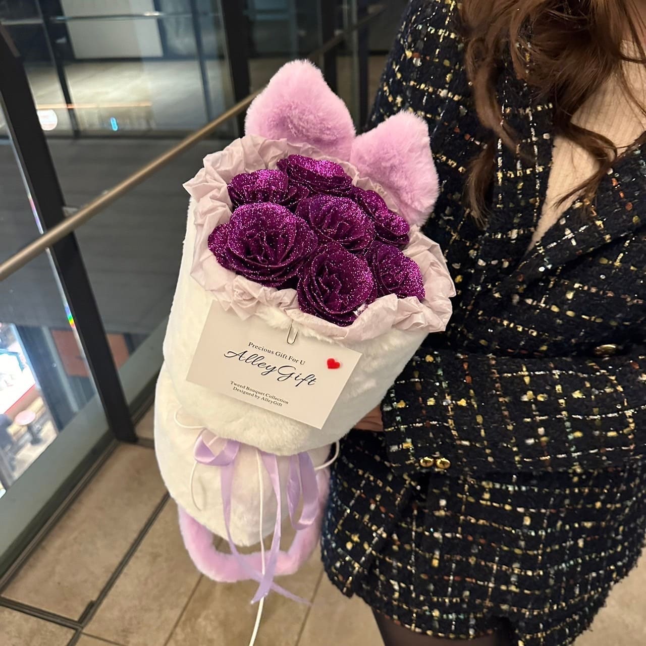 グリッターローズを使用した紫色の猫花束 | AlleyGiftワンホンブーケの動物シリーズ