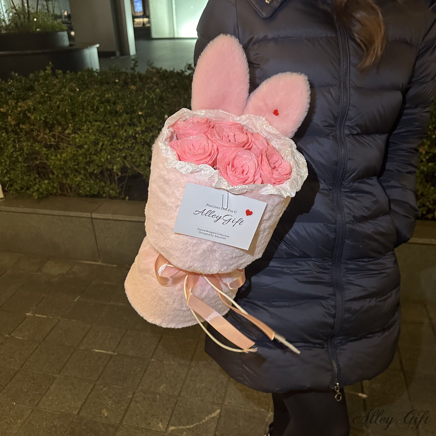 オタク花束のオーダーメイド可能 | 枯れないピンクラメがついたうさぎワンホンブーケ