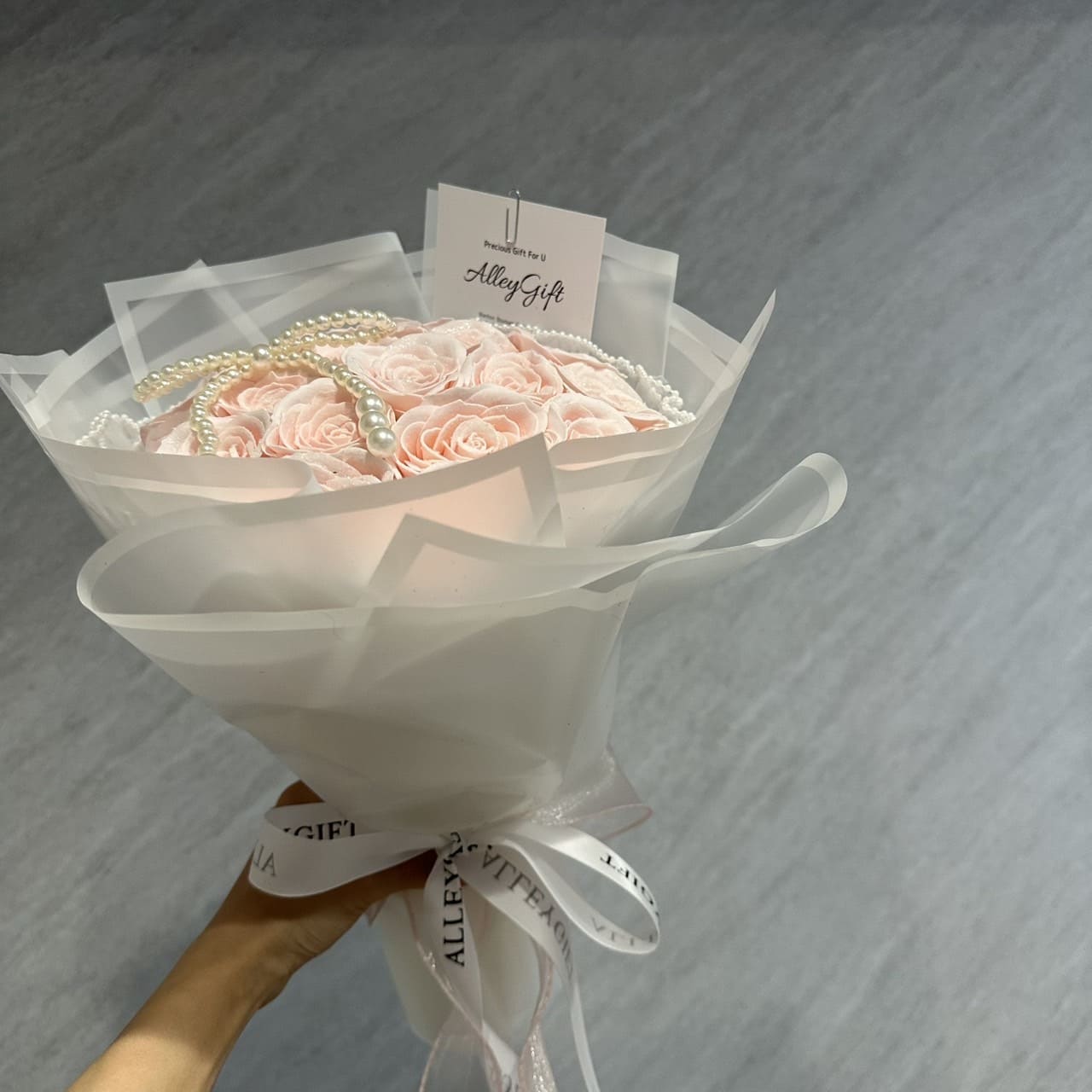 グリッターローズ・ワンホンブーケ専門店AlleyGiftの控えめキラキラ加工白色花束