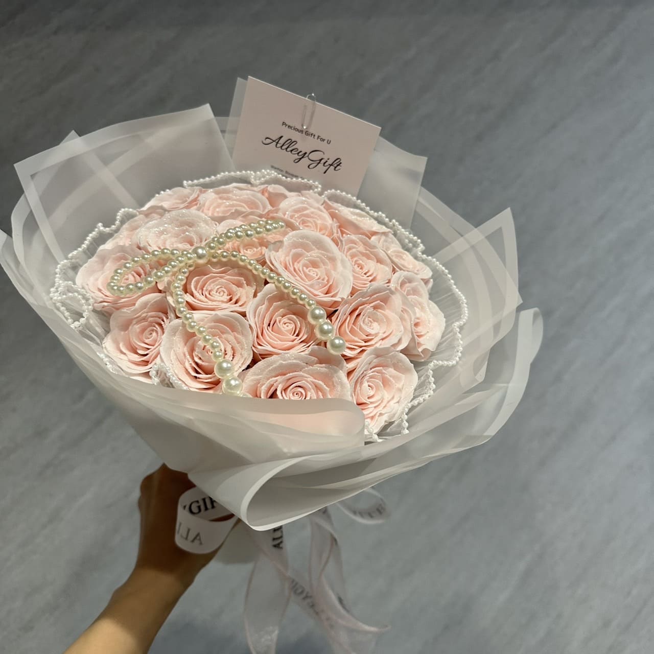 グリッターローズ・ワンホンブーケ専門店AlleyGiftの控えめキラキラ加工白色花束