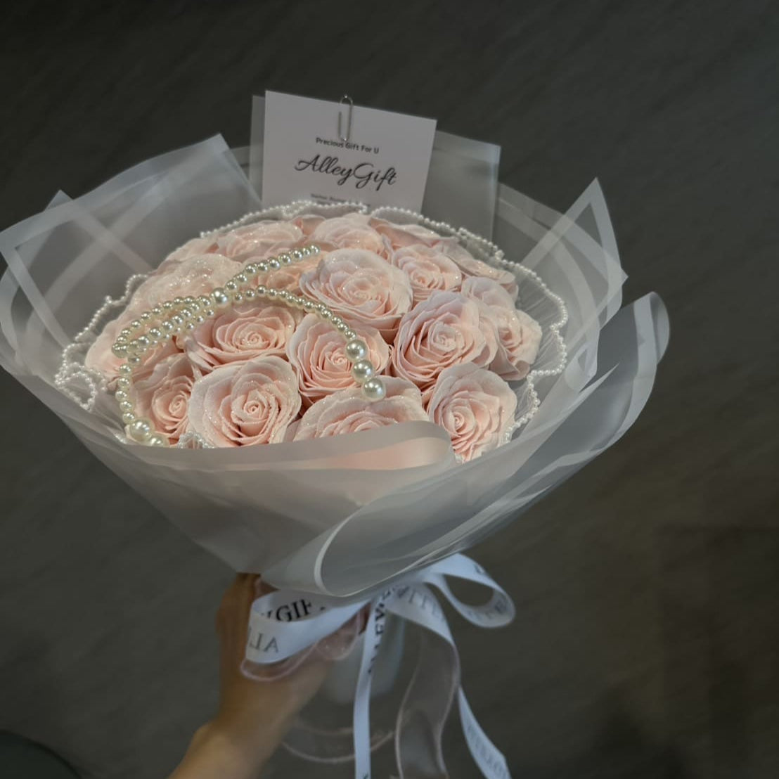 グリッターローズ・ワンホンブーケ専門店AlleyGiftの控えめキラキラ加工白色花束
