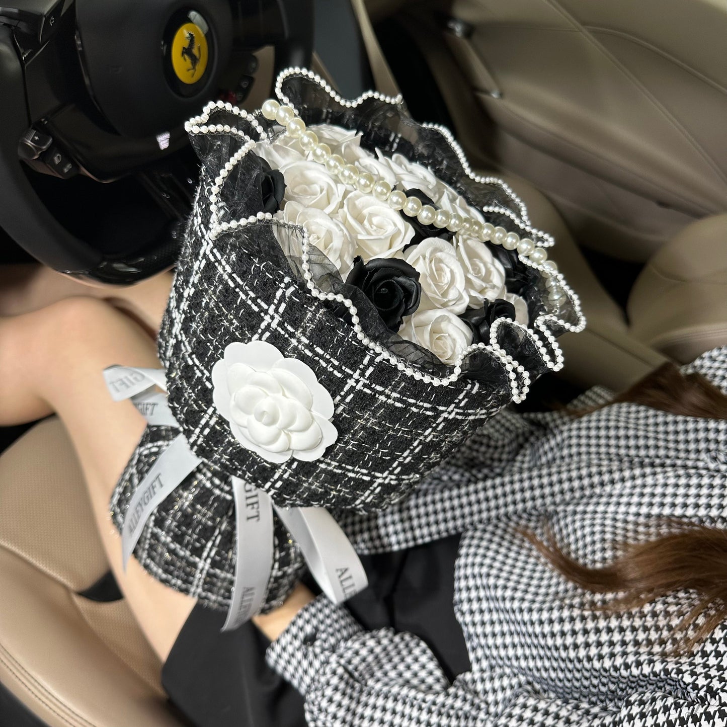 オタクが選ぶ推し誕生日ワンホンブーケ一位 | 黒白ベースの花束 グリッターローズも選べる テレビに紹介された