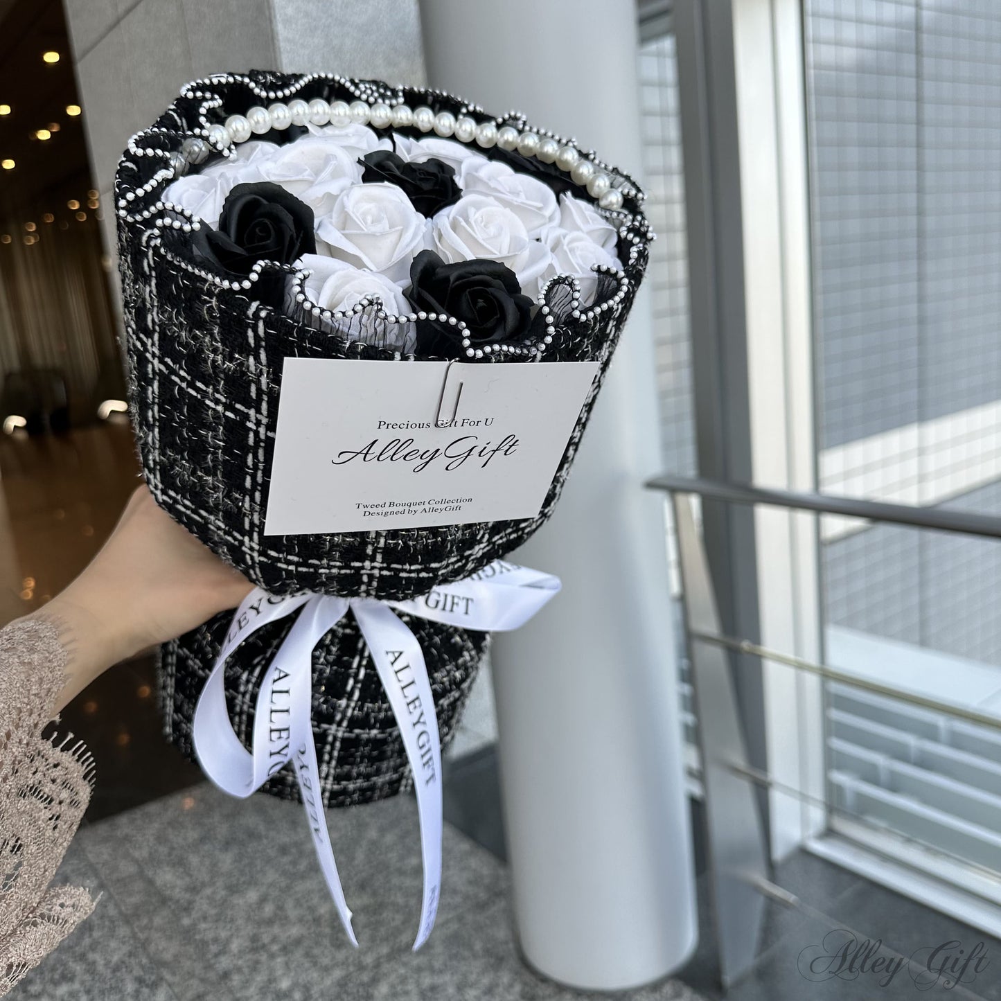 オタクが選ぶ推し誕生日ワンホンブーケ一位 | 黒白ベースの花束 グリッターローズも選べる テレビに紹介された
