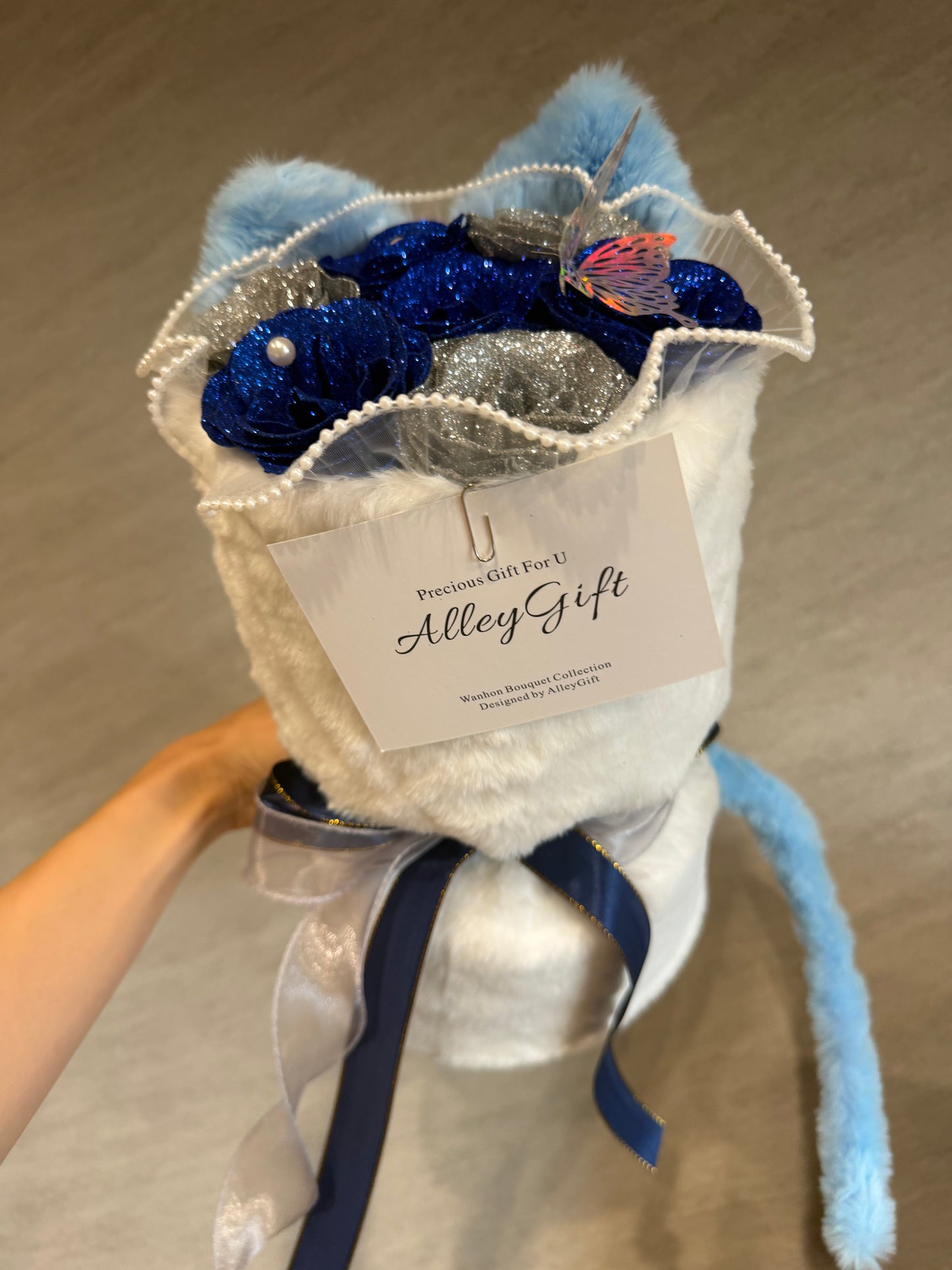 青とグレーグリッターローズを使用した猫型ブーケ　特別の安い値段で手に入るAlleyGiftの花束