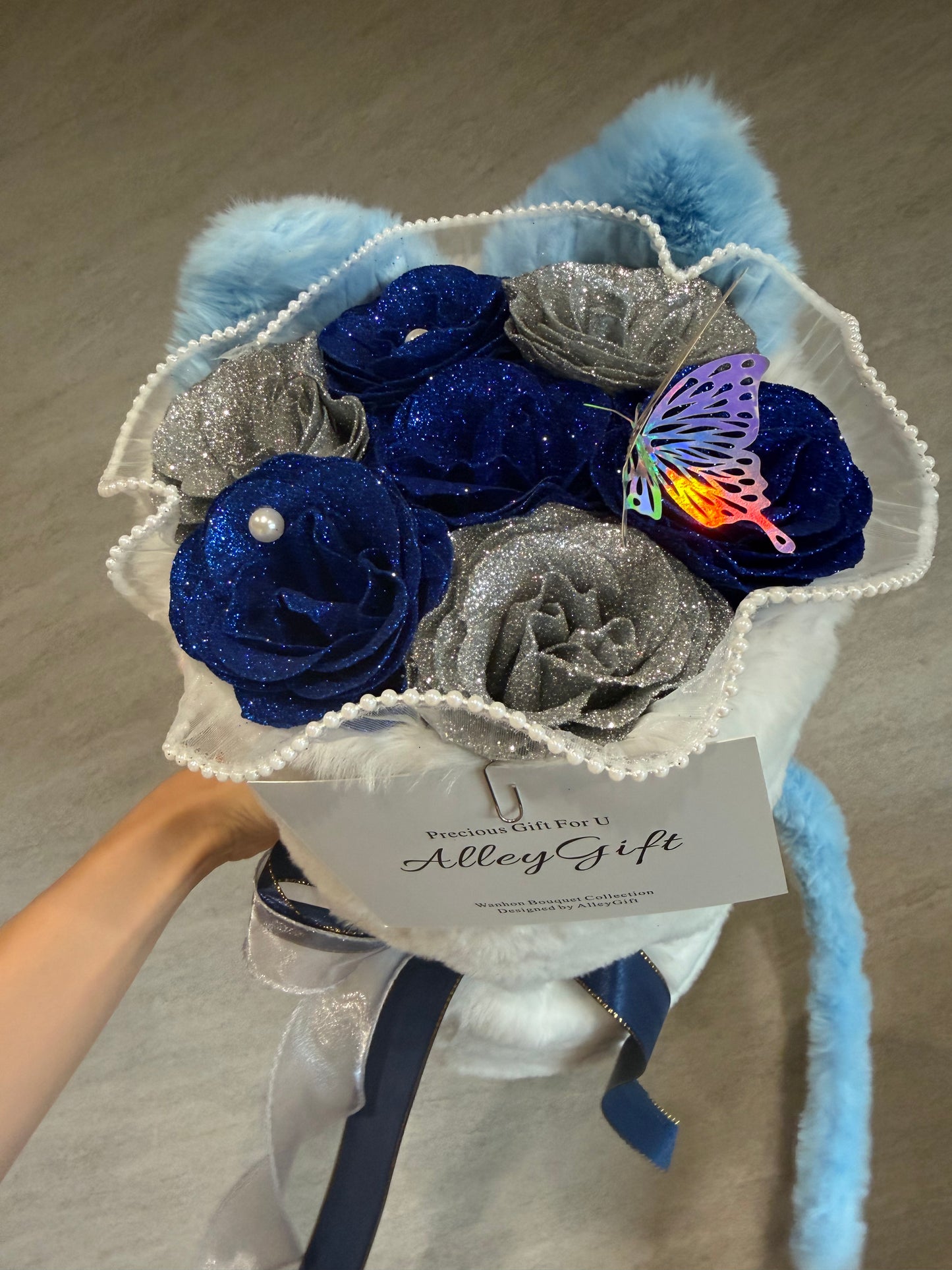 青とグレーグリッターローズを使用した猫型ブーケ　特別の安い値段で手に入るAlleyGiftの花束