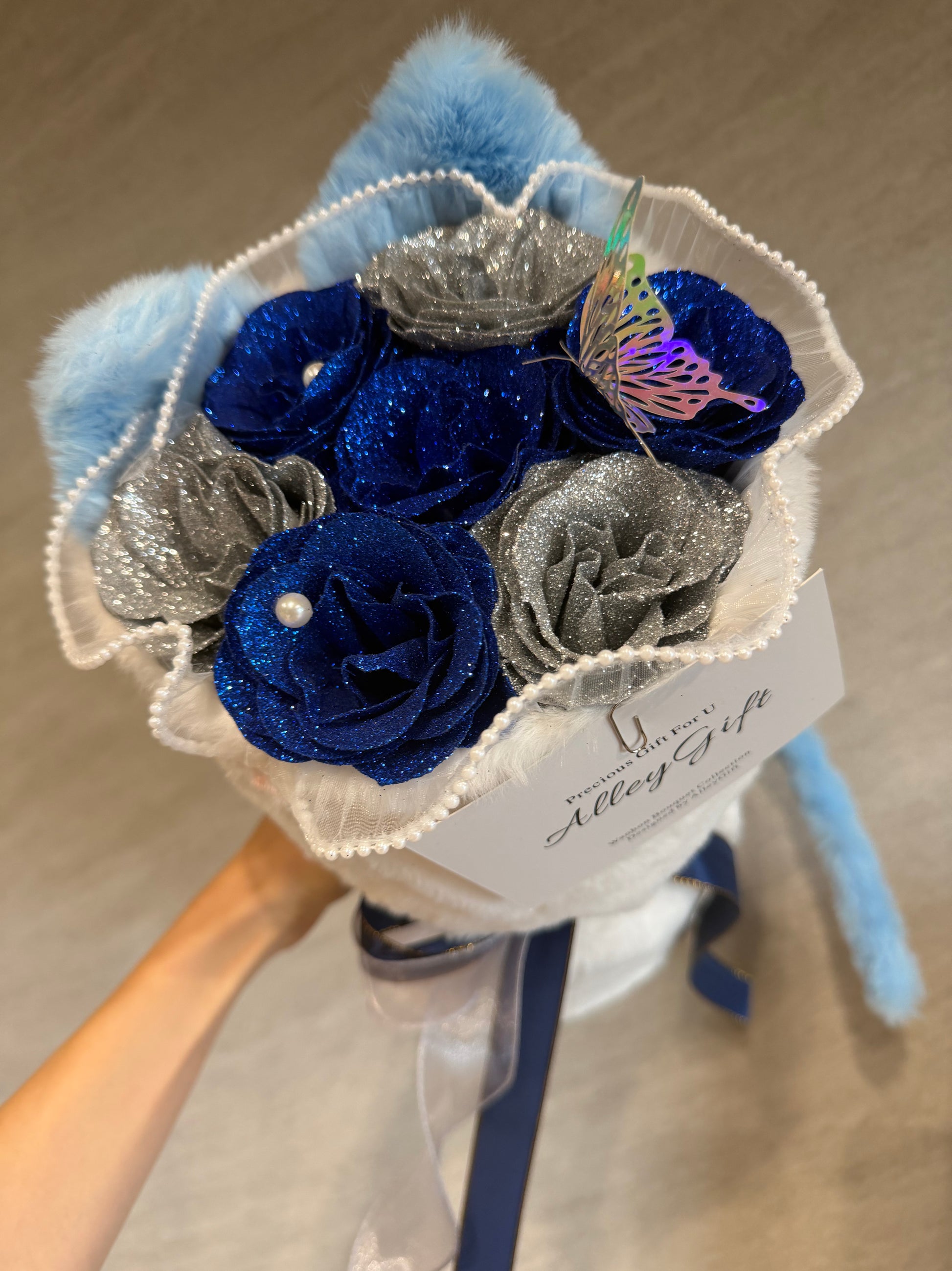 青とグレーグリッターローズを使用した猫型ブーケ　特別の安い値段で手に入るAlleyGiftの花束
