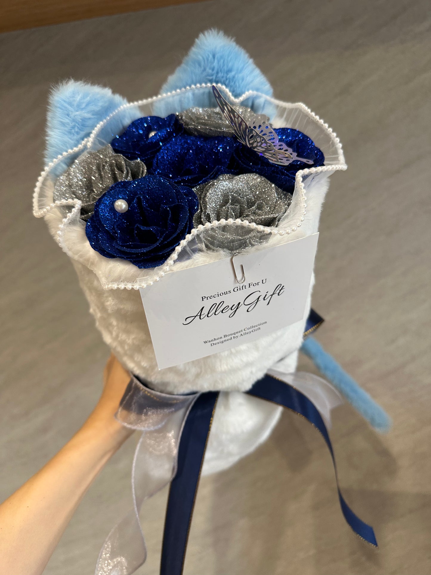 青とグレーグリッターローズを使用した猫型ブーケ　特別の安い値段で手に入るAlleyGiftの花束