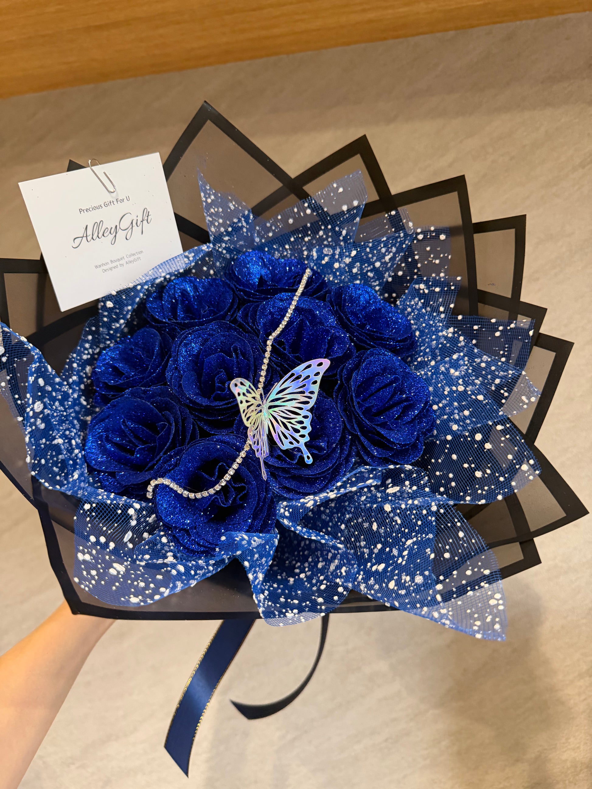 安い値段で手に入るAlleyGiftのグリッターローズ花束　青