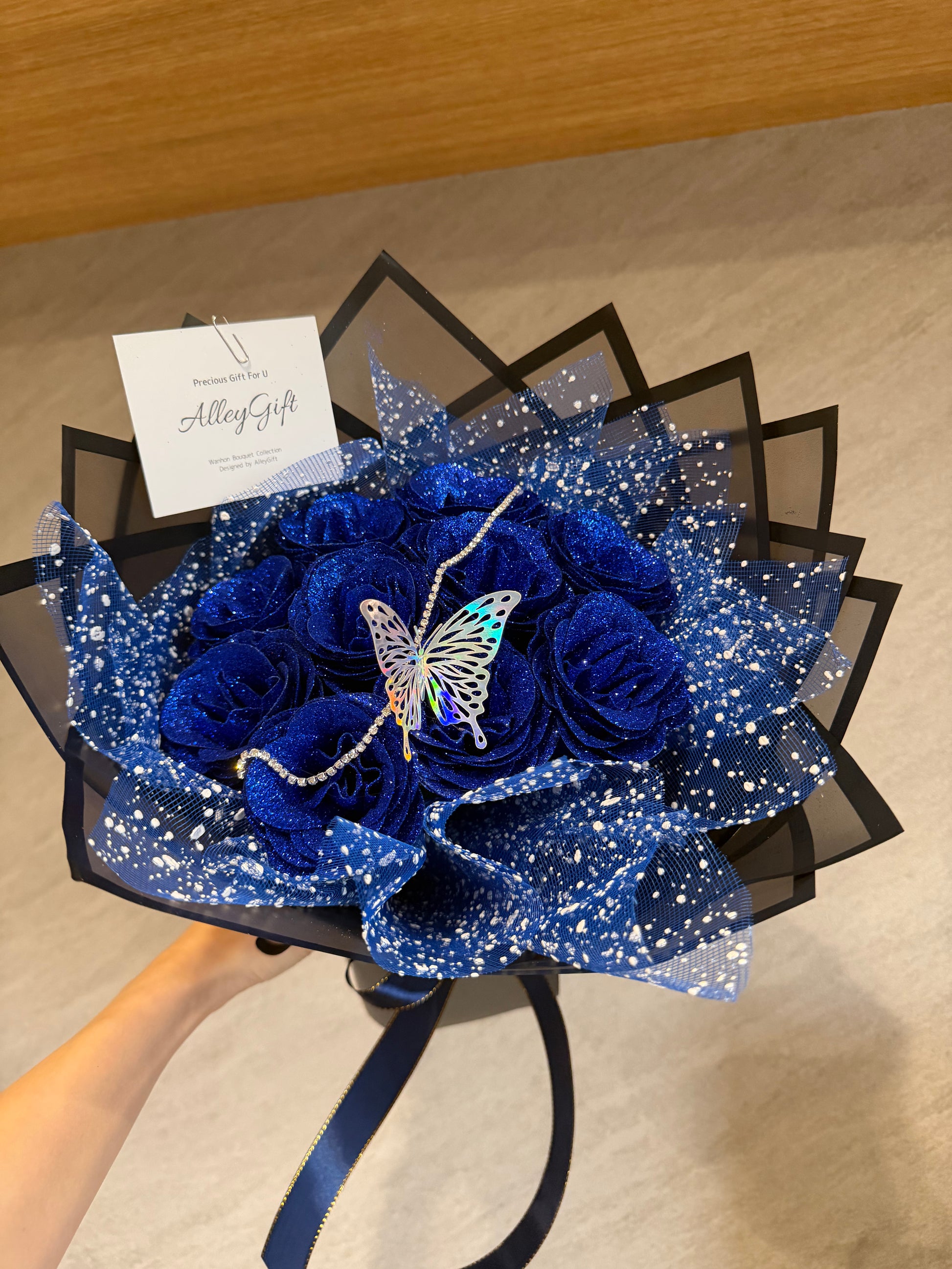 安い値段で手に入るAlleyGiftのグリッターローズ花束　青