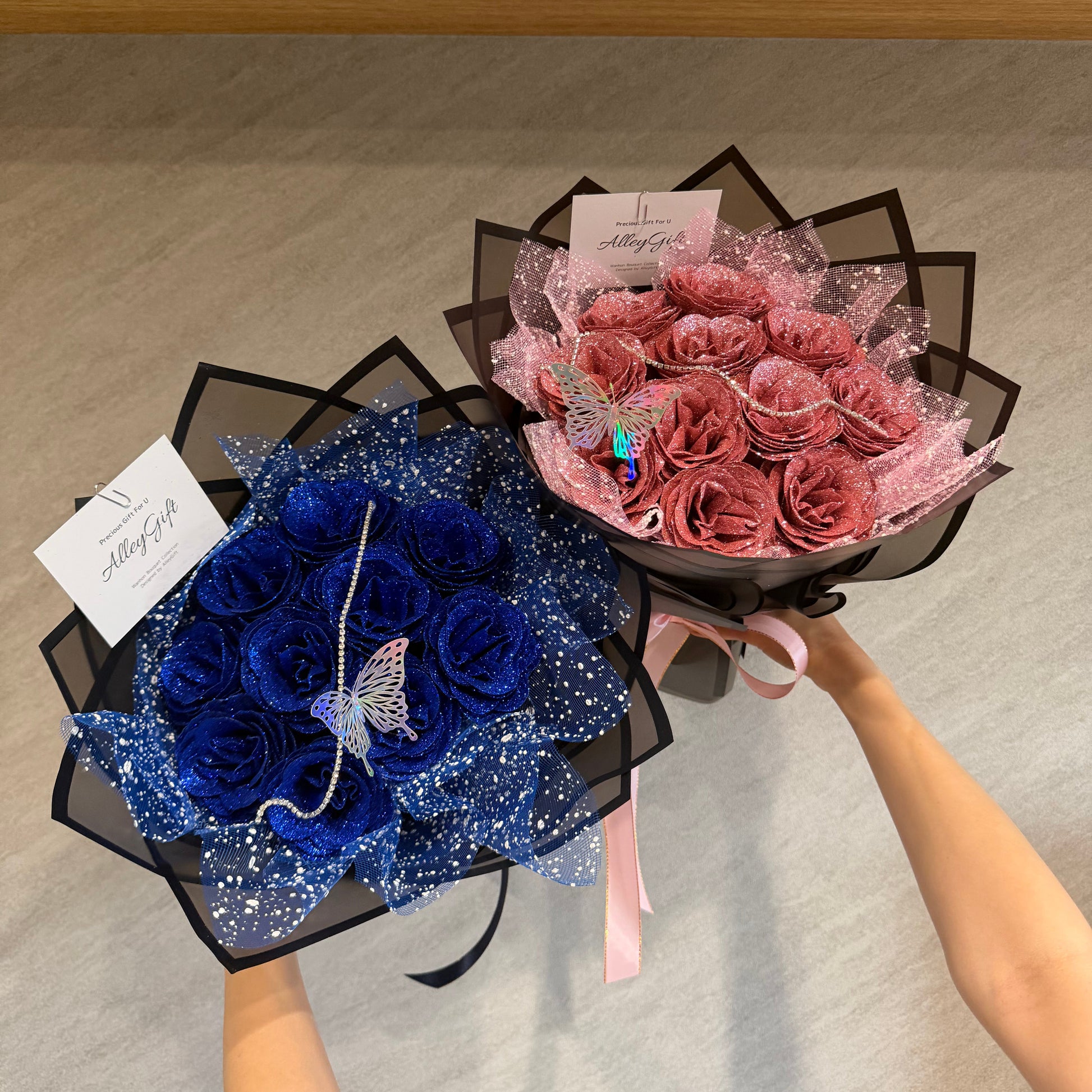 安い値段で手に入るAlleyGiftのグリッターローズ花束　青とくすみピンクの２種類