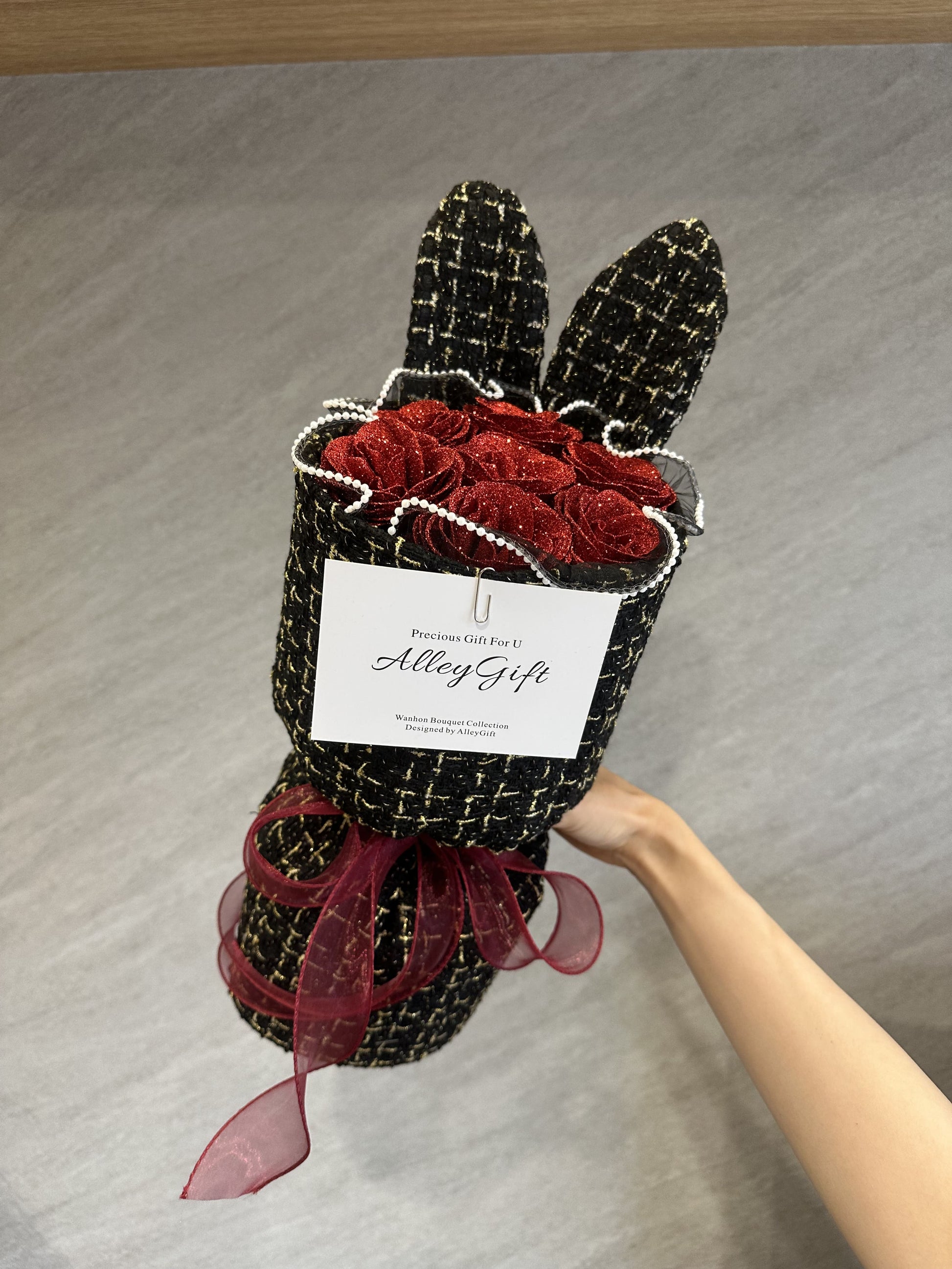ツイードうさぎブーケ　赤グリッターローズ　枯れない花束