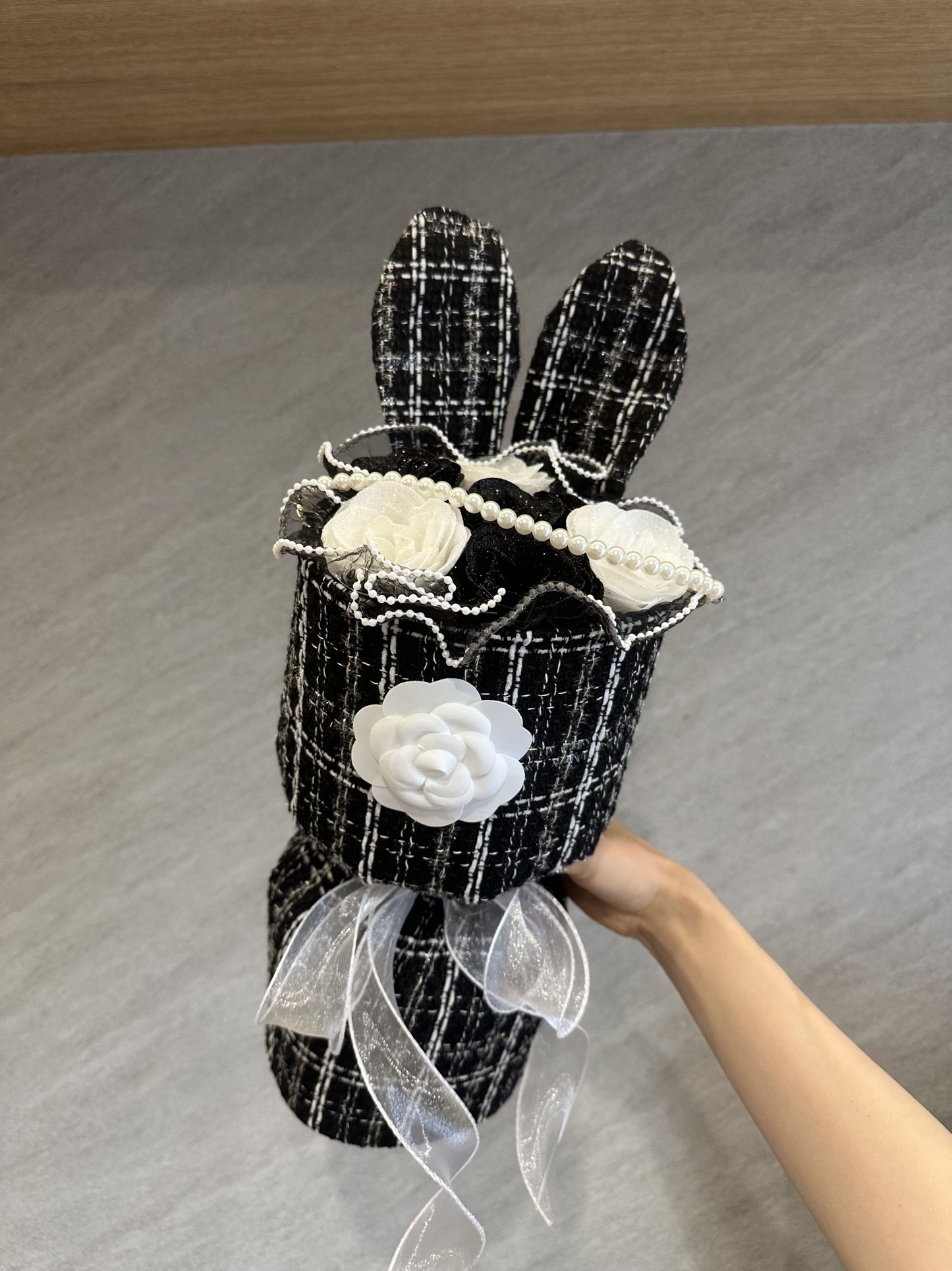 ツイードうさぎブーケ　黒白グリッターローズ　枯れない花束