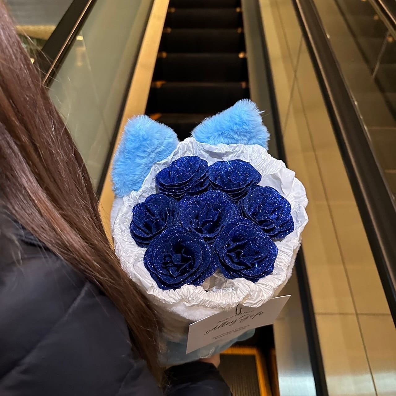 青色猫型花束 | 枯れない推し・友達へのプレゼント花束で人気　深青のグリッターローズ