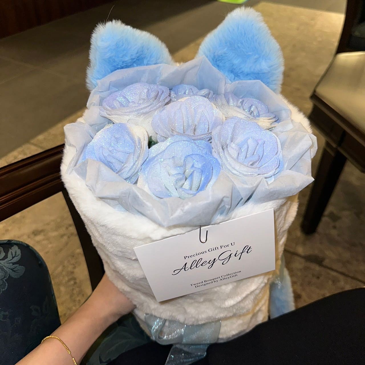 青色猫型花束 | 枯れない推し・友達へのプレゼント花束で人気　水色のグリッターローズ