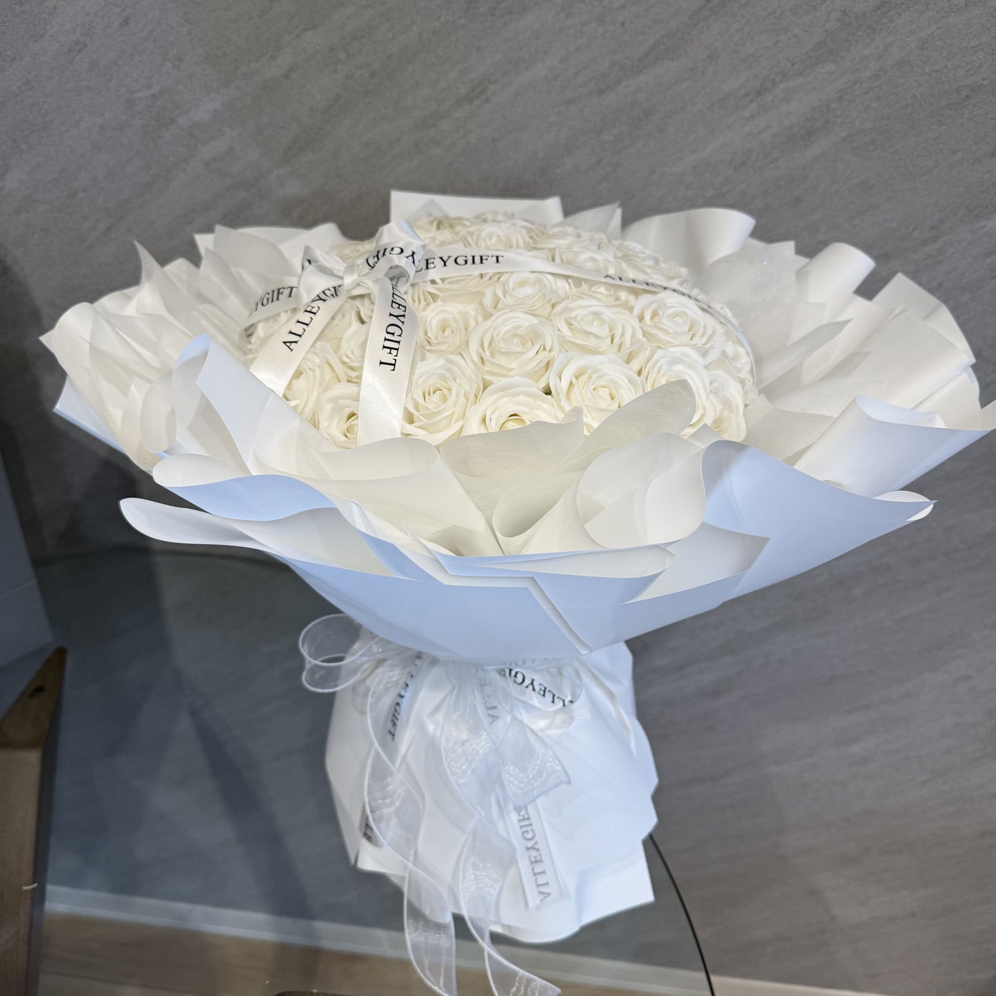AlleyGiftの白色ソープフラワー花束50本