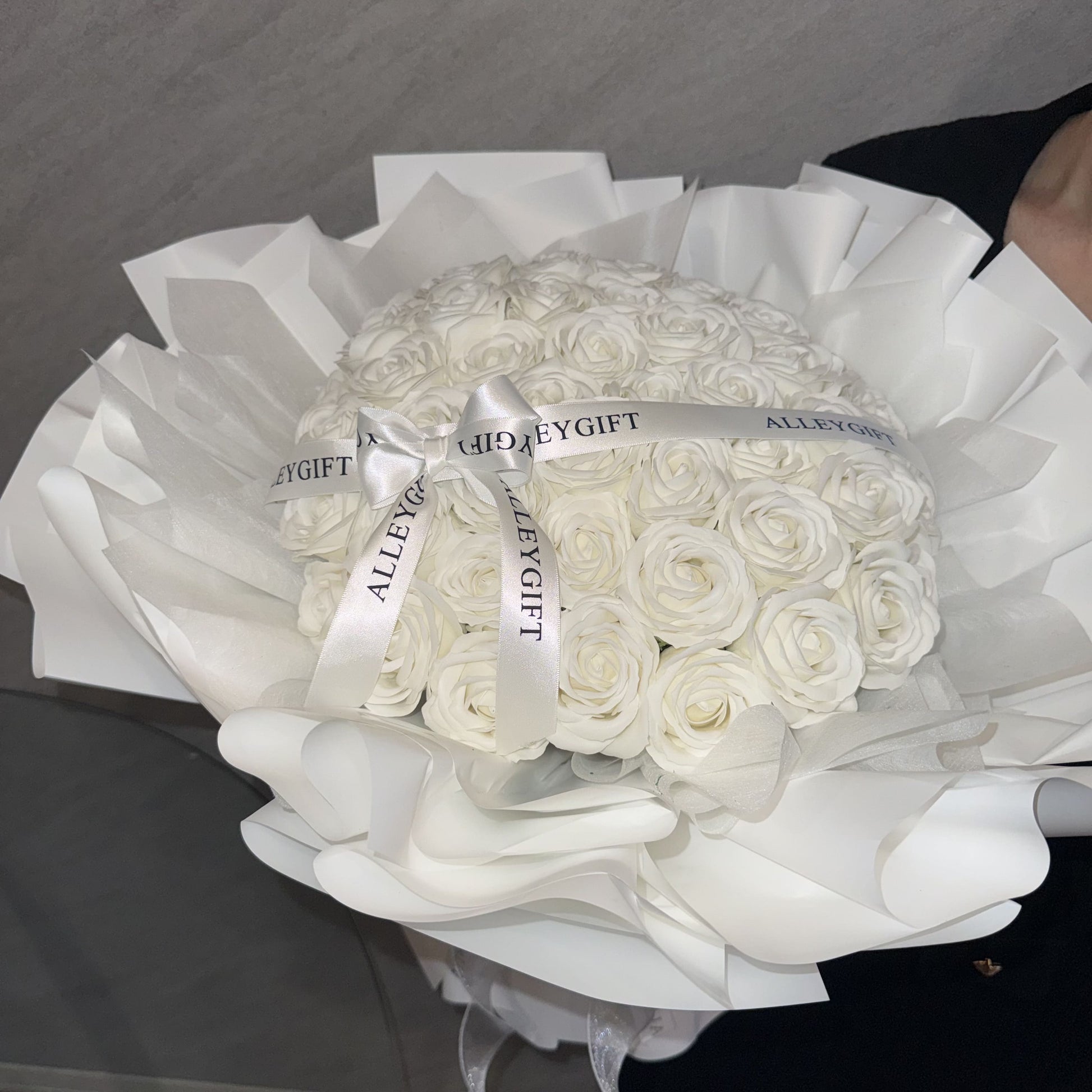 AlleyGiftの白色ソープフラワー花束50本